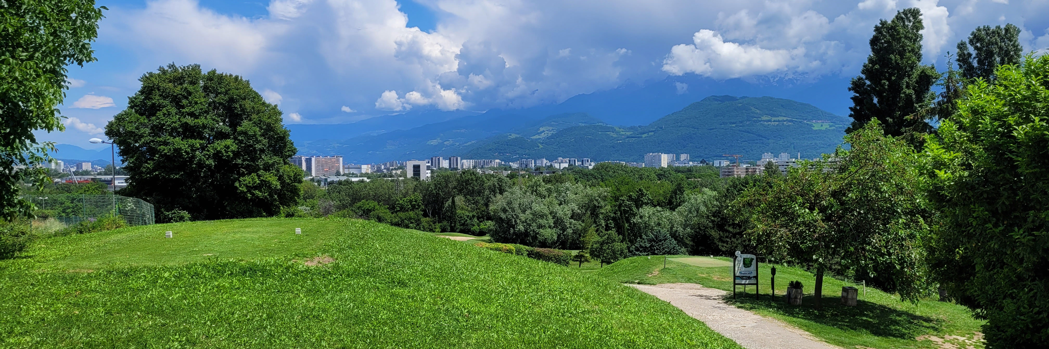 Un golf à la campagne, en proche banlieue grenobloise
